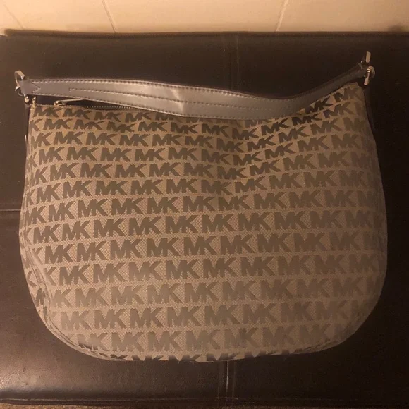 Michael Kors Gray Shoulder Bag with Classic Design - Picture 4 of 14